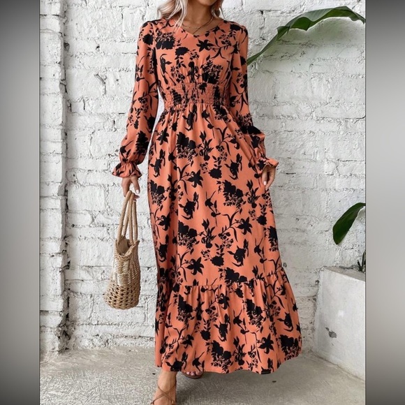 Dresses & Skirts - ✨Floral Print Flare Sleeve Ruffle Hem Dress